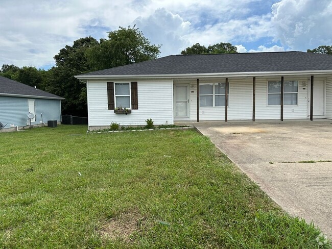 Building Photo - 2 Bedroom, 1 Bathroom Newly Remodeled Duplex Rental