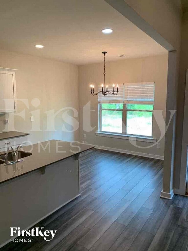 Photo - 305 Avalon Wy