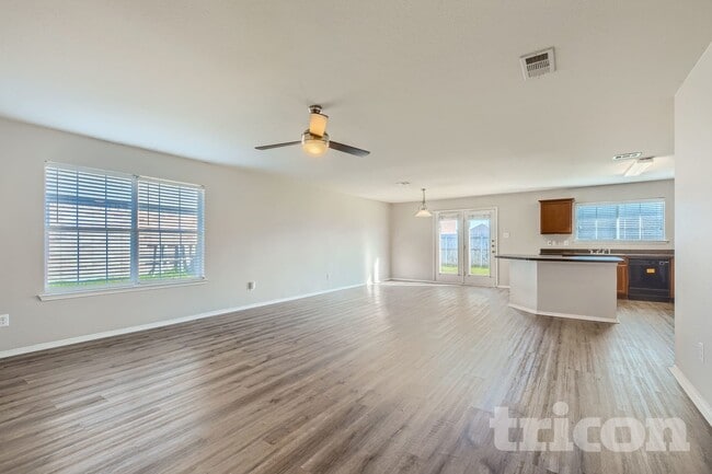 Photo - 208 Silver Spur Dr