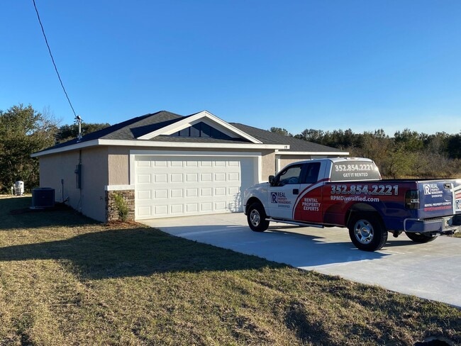 Photo - Available December 15th.....Custom Home - Desirable SE Ocala Neighborhood 3/2/2 **WON'T LAST**