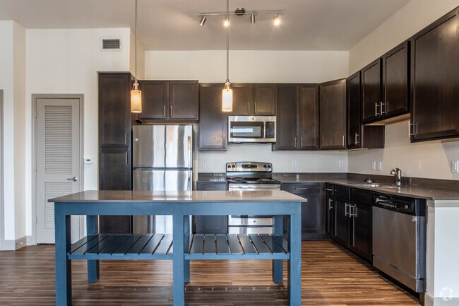 1 BR, 1 BA 679 SF