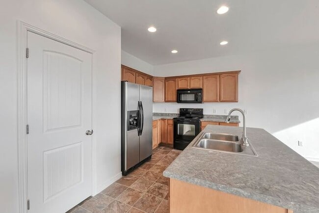 Photo - Bright Townhouse in Saratoga Springs w attached 2 car garage