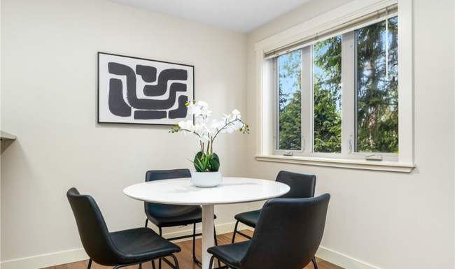 Dining area - 15155 NE 82nd St Unit 103