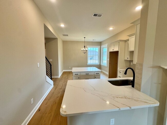 Photo - 582 Bolivar Dr