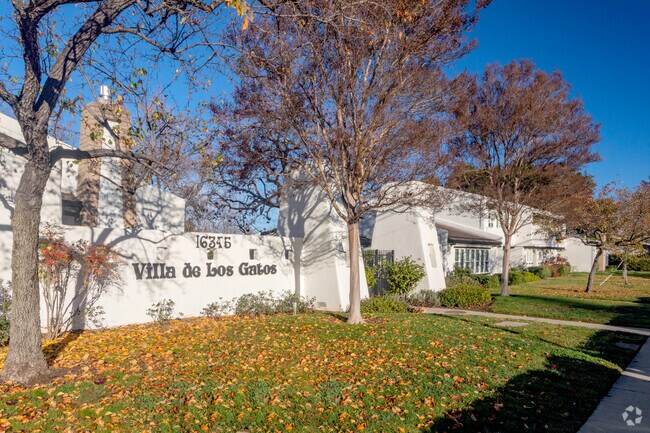 Building - Villa De Los Gatos