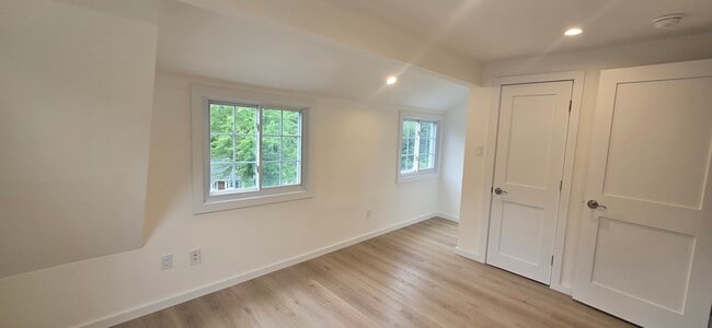 Photo - 90 Nassau Rd Unit Upper