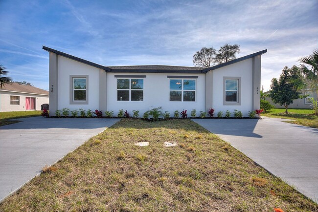 Photo - 740 Fraser Ct House