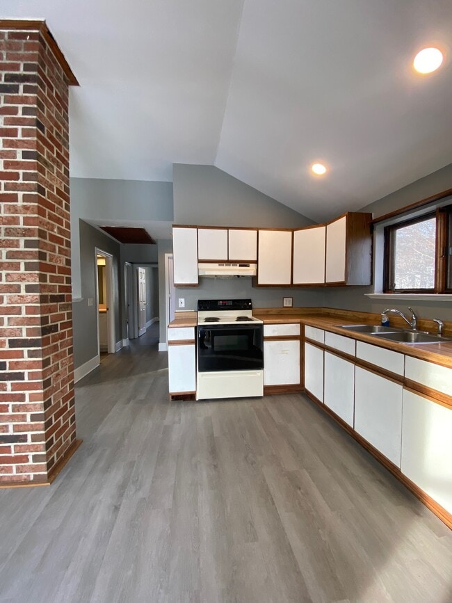 Photo - 187 Main St Unit Loft Apartment