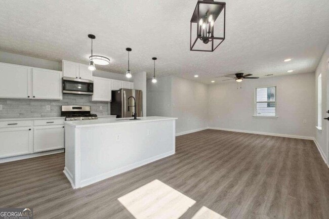 Photo - 823 Humphries St SW