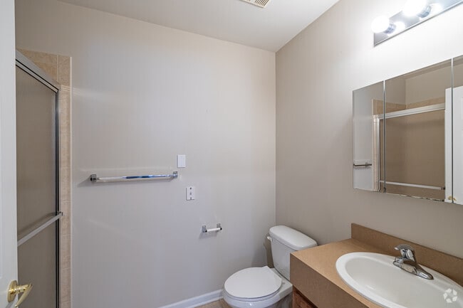 2BR, 2BA - 945SF - Primary Bath