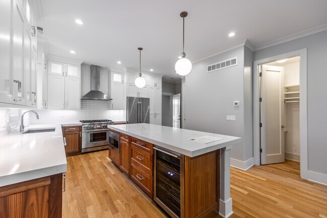 Building Photo - 4139 N Kenmore Ave Unit 2 Rental