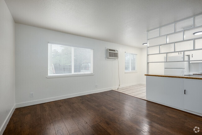 2BR, 1BA - 775SF - Living Room