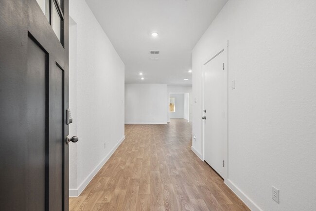 Photo - Luxurious 4 BR / 2 BA with THREE-CAR GARAGE - 2314 SF - Harmony Hills, Fredericksburg!