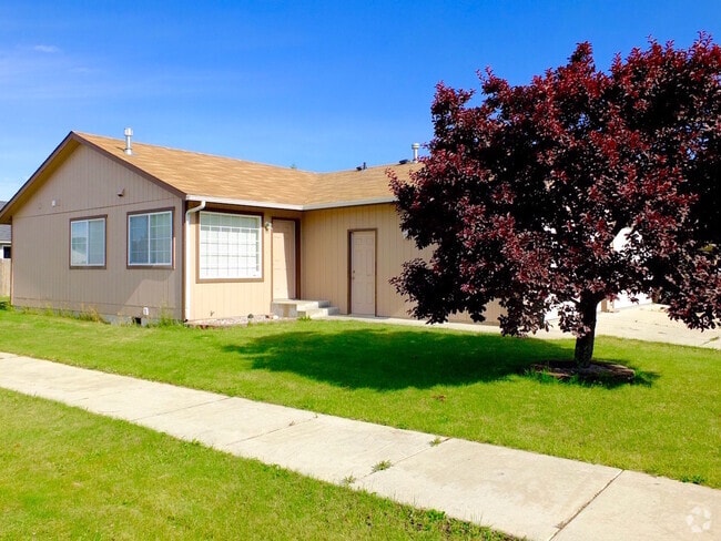 Building Photo - 2 Bed 1.5 Bath Home on Corner Lot w/ Garag...