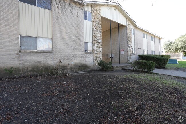 Courtyard Apartments