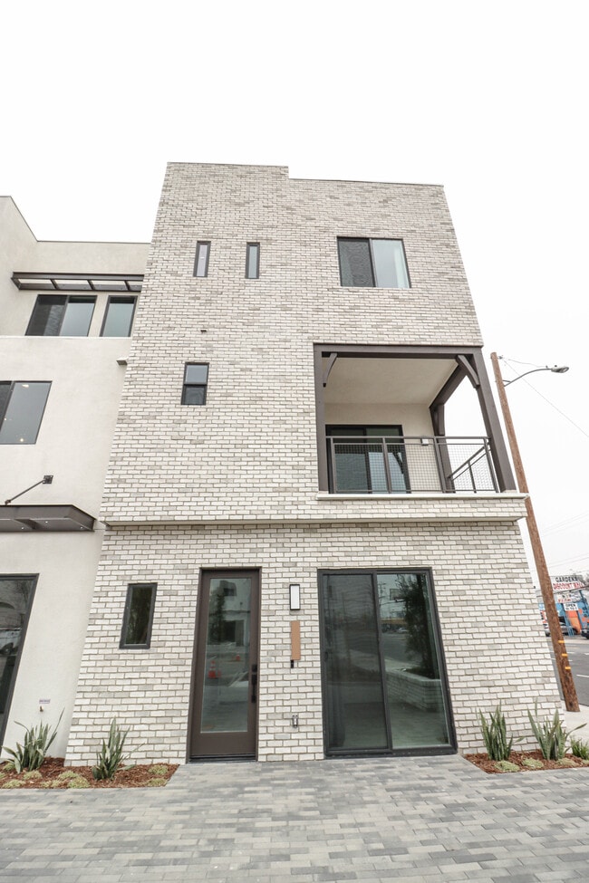 Building Photo - 2049 W Rosecrans Ave