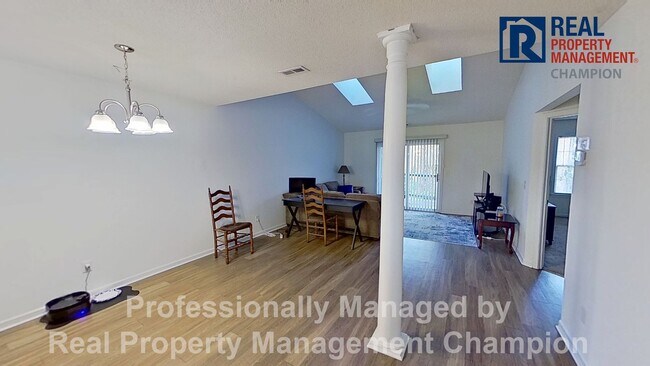 Photo - Upper Level Condo in Holton Place w/Community Pool Unidad 202