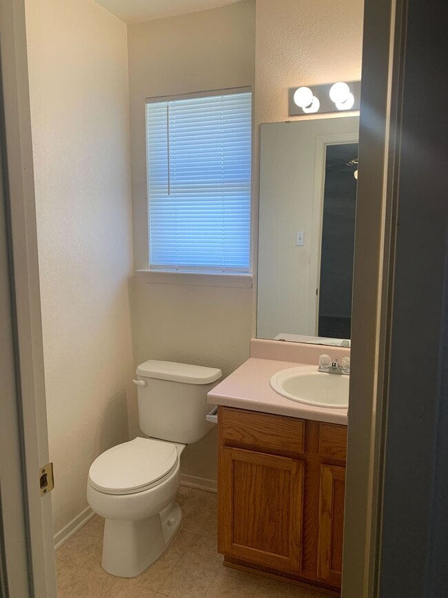Building Photo - 3 Bdrm 1.5 Bath 1 Car Garage Rental