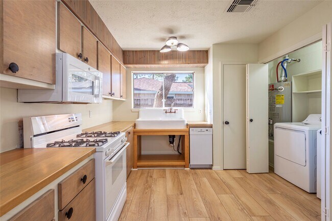 Photo - 462 Capehill Dr