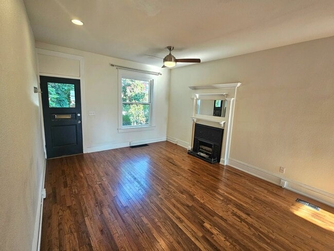 Photo - 2073 Emerson St