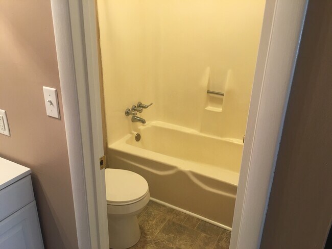 Photo - 139 39th St E