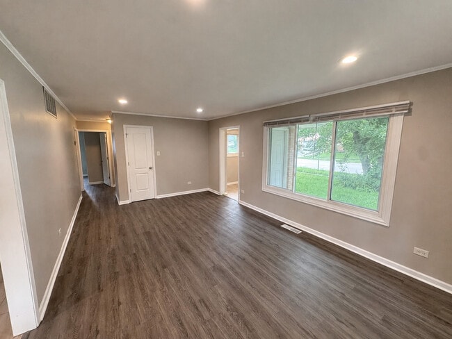 Photo - 103 Shabbona Dr