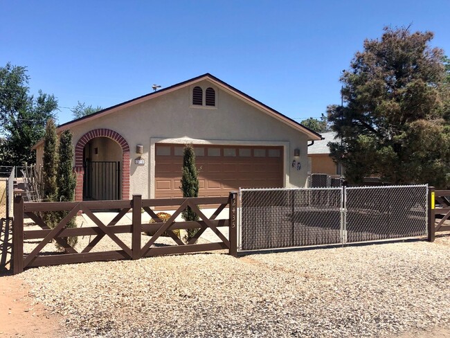 Cute 3 Bedroom Home w/ Covered Patio! *CUR... - Cute 3 Bedroom Home w/ Covered Patio! *CUR...