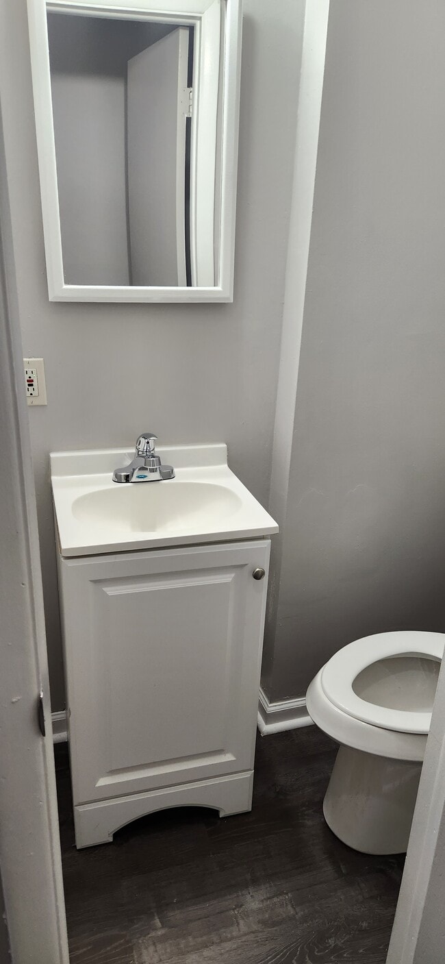 Baño del primer piso - 1425 Hamlin St Unidad 1421 Hamlin Street