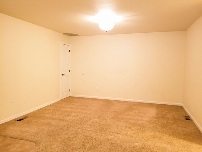 Photo - CLEAN, MODERN, DOWNSTAIRS APARTMENT