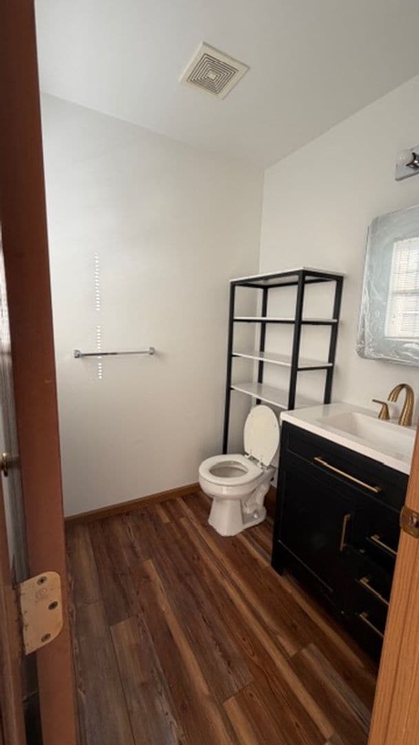 Photo - 696 James St