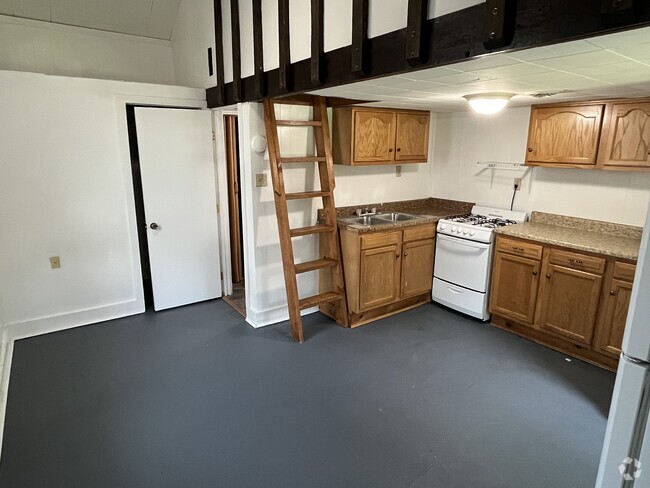 Building Photo - 15 N Locust St Unit C Rental