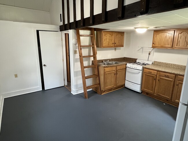 Building Photo - 15 N Locust St Unit C Rental