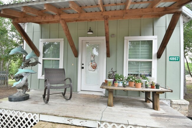 Photo - 4875 Main St