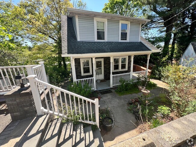 Building Photo - Terrific 3 Bed/1 Bath Colonial in Glen Cove! Rental