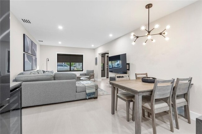 Photo - 425 NE 25th St