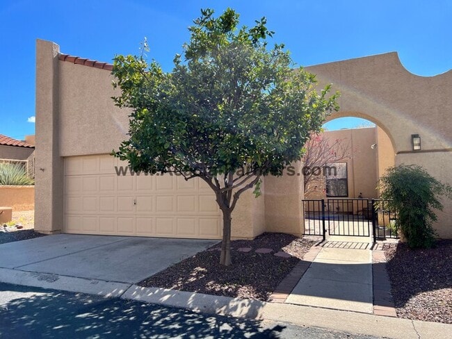 Building Photo - Two Bedroom Townhouse