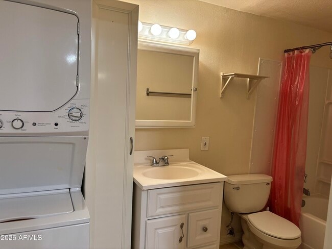 Building Photo - 323 S Elden St Unit 1/4