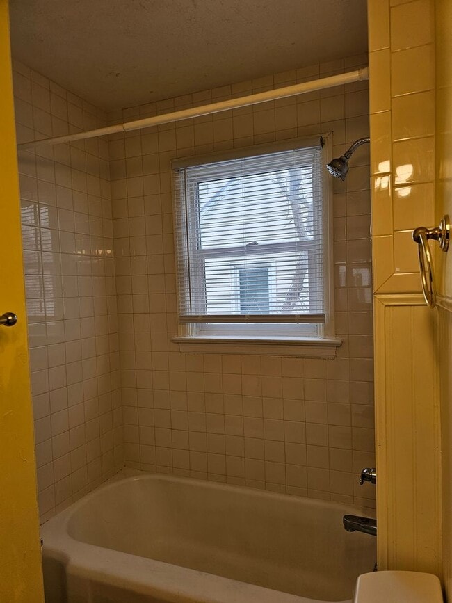 Photo - 915 W 28th St