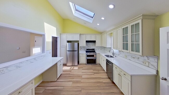 Building Photo - 52 Rockefeller St Unit 2