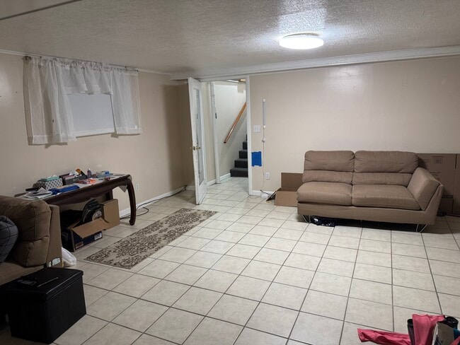 Building Photo - 11 Vanech Dr Unit Basement apartment with e