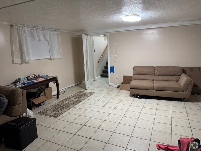 Building Photo - 11 Vanech Dr Unit Basement apartment with e