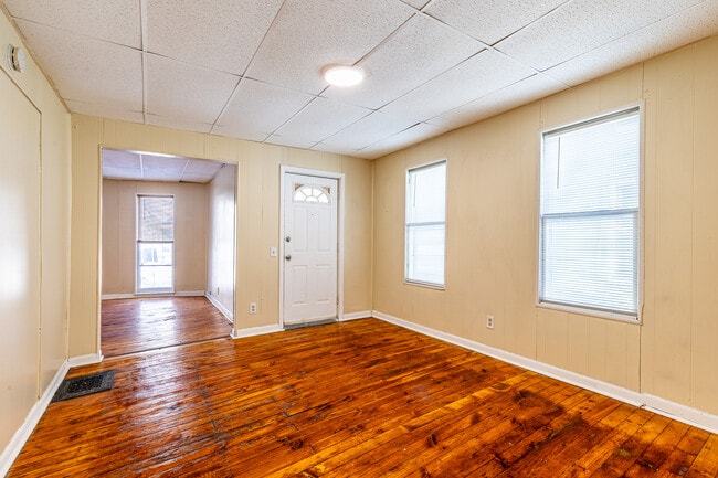 Photo - 447 Hawley St