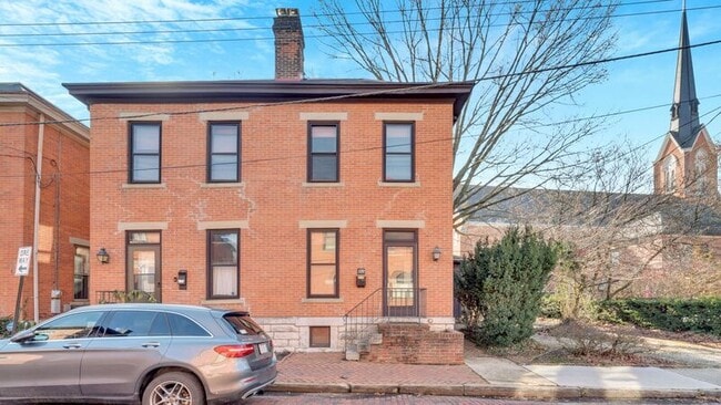 Building Photo - 129-131-131 E Sycamore St Unit 131