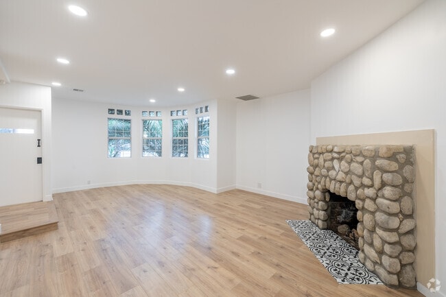 3BR, 2BA - 1,600SF - Living Room - 4437-4439 Vista Del Monte Ave