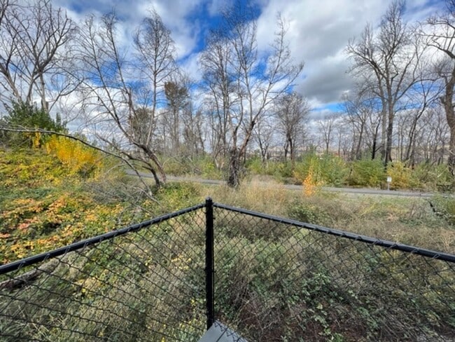 Photo - 2 BEDROOM/ 2 LEVELS TOWNHOME (Down the hill in front of Taco Bell in Phoenix Oregon)