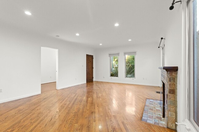 Photo - (Ellie:B) 900-902 Havenhurst Drive &amp; 8117 Willoughby Avenue Unit 902