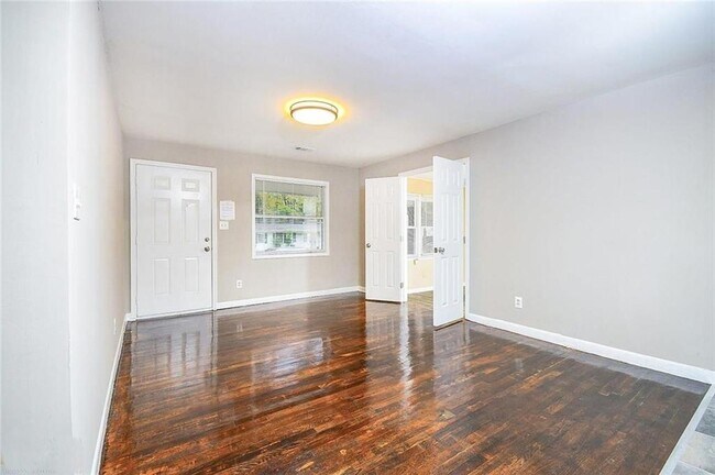 Photo - 185 Oak Dr SE