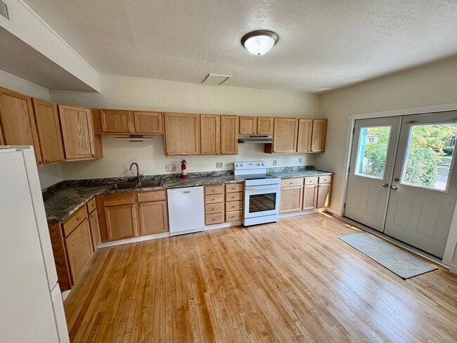 Photo - 460 Lincoln Ave