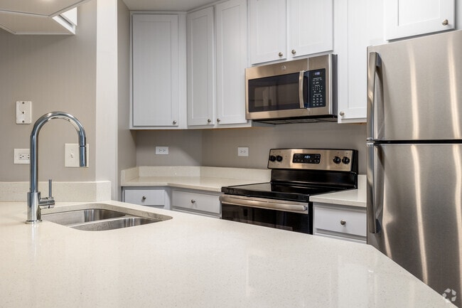 1BR, 1BA - 753SF - Kitchen - Bristol Club