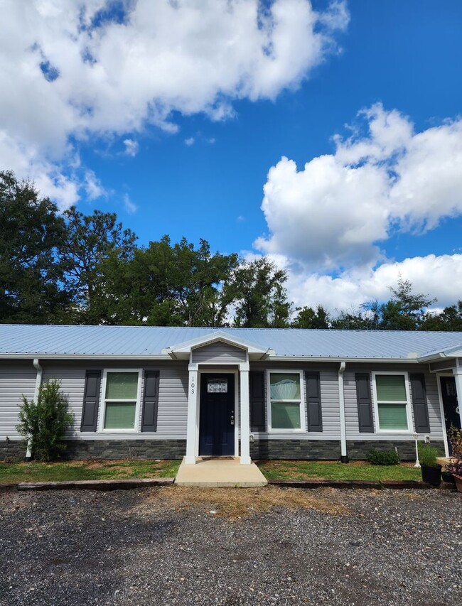 Building Photo - Elberta 2/1 close to everything! Unit 101 Rental